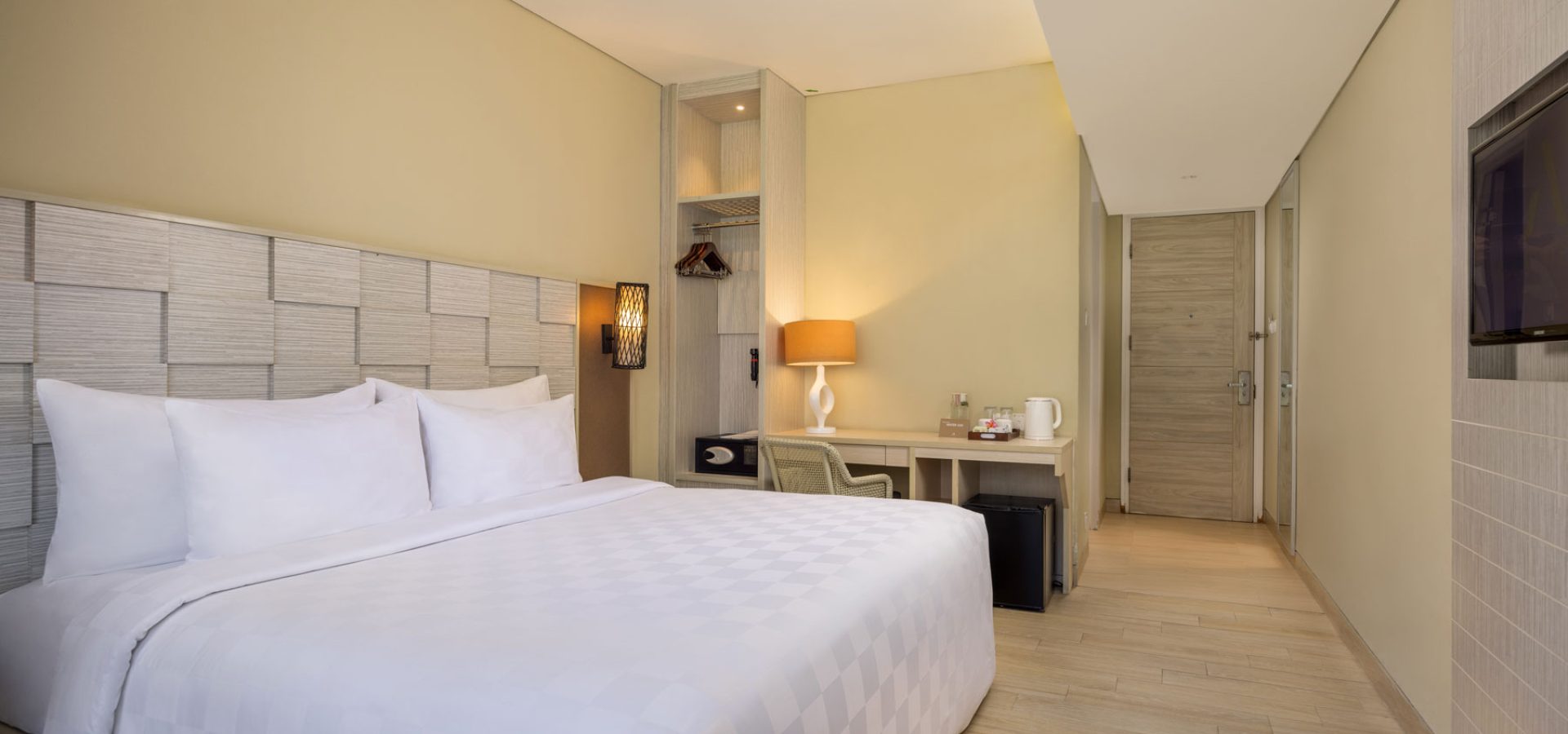 deluxe-pool-view-lk4