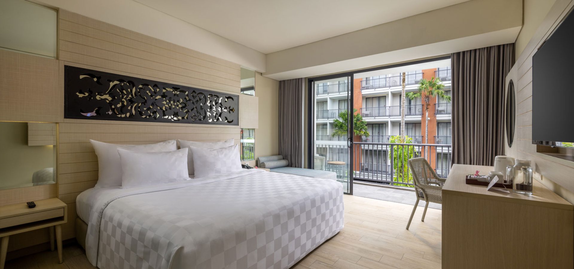 grand-deluxe-pool-view-lk1