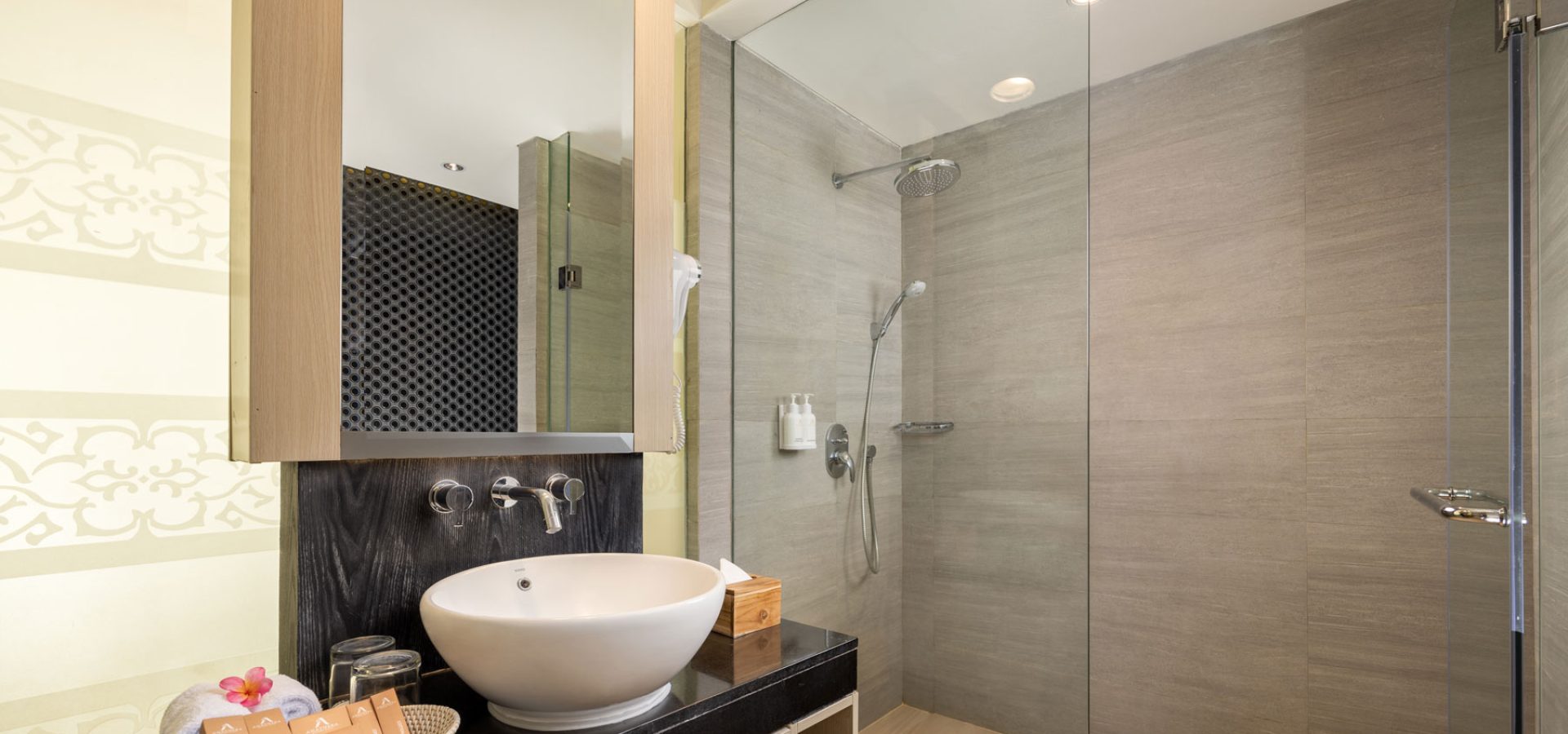 grand-deluxe-pool-view-lk4