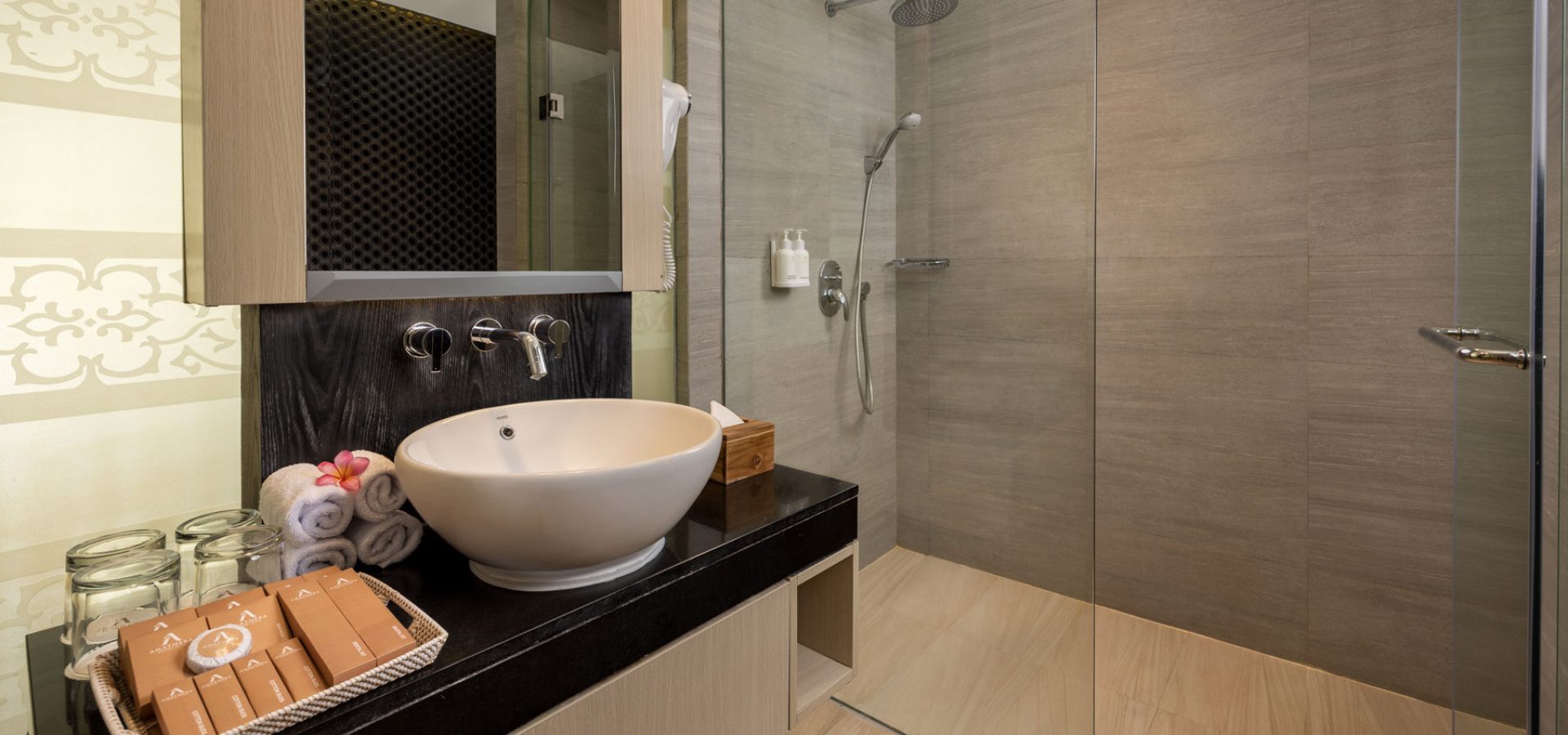 premiere-pool-view-lk2